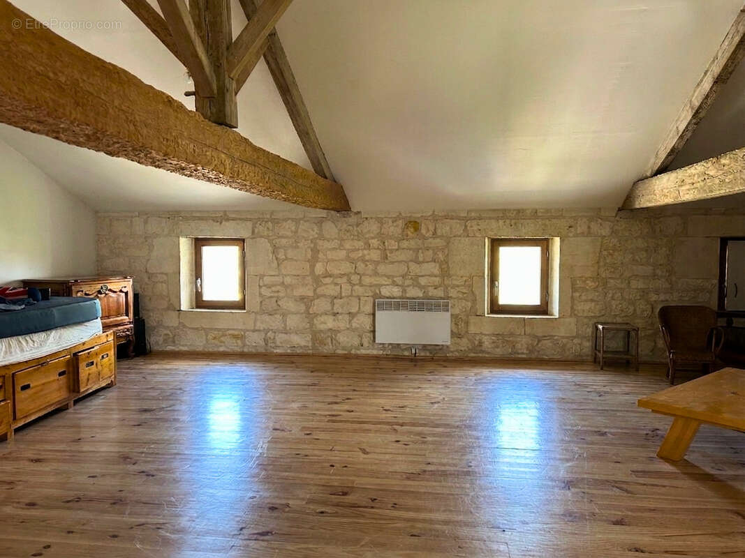 Maison à SAINT-MEME-LES-CARRIERES