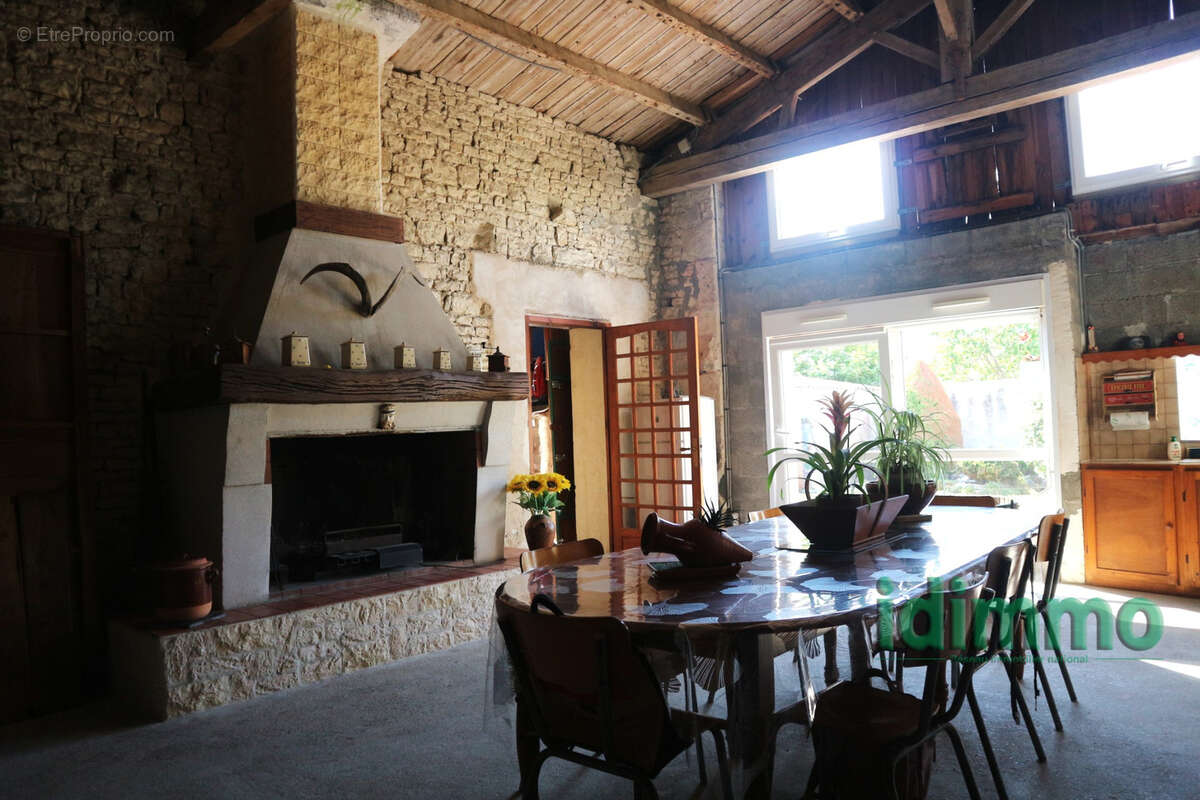 Ensemble immobilier en  bon etat general de 190 m2 sur un terrain clos de 450 m2. au centre historique de la j - photo 4