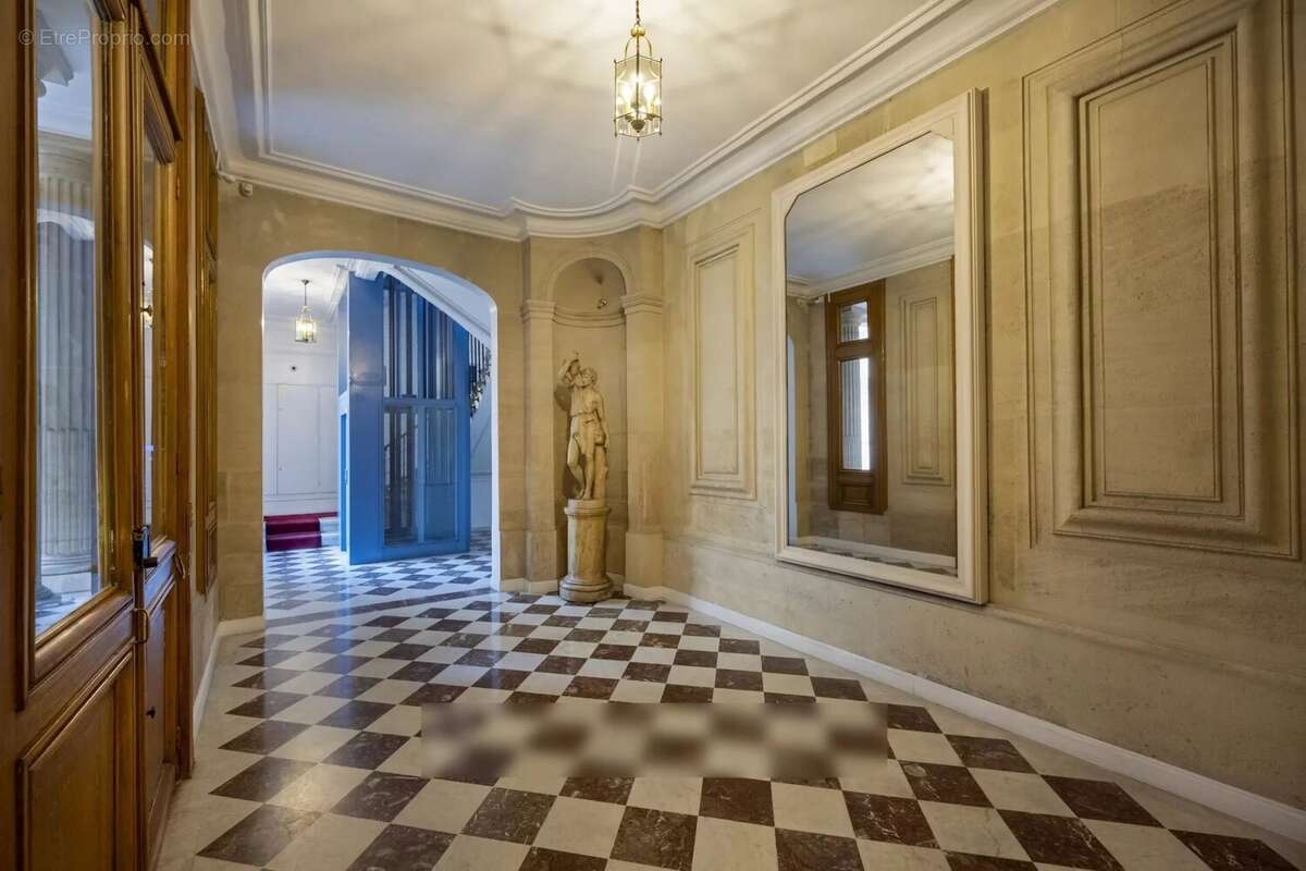 Appartement à PARIS-8E