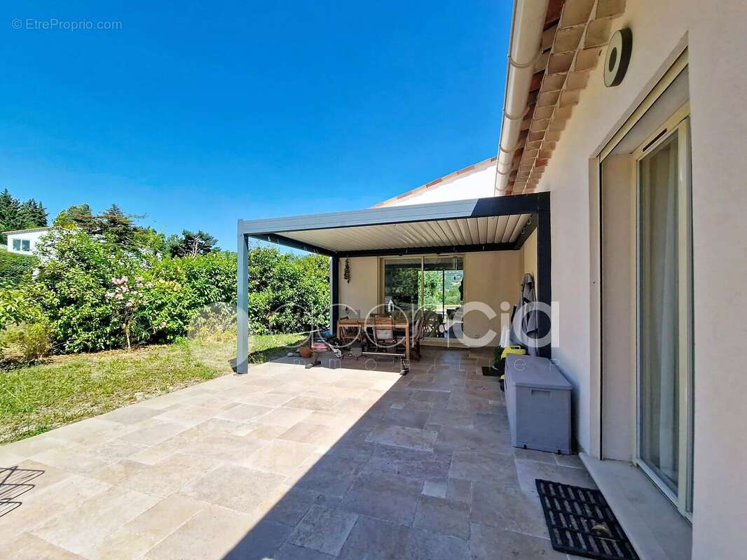Maison à CHATEAUNEUF-GRASSE