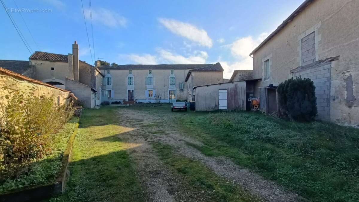 Maison à NEUVILLE-DE-POITOU