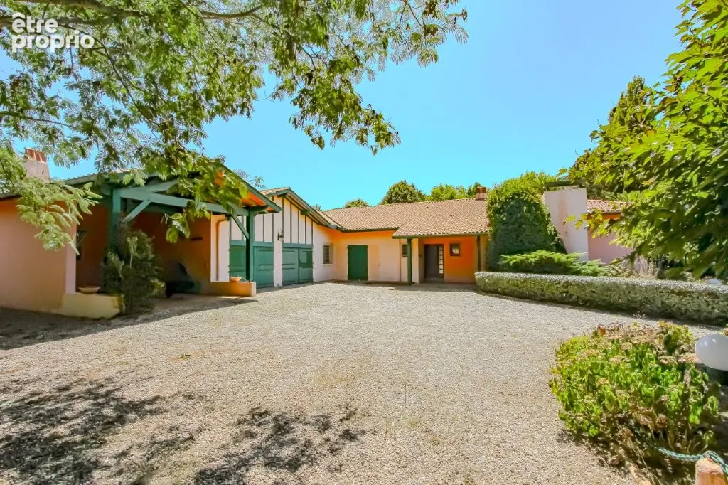 Arcangues - vue montagnes tres belle maison de plain pied  a rafraichir piscine - terrasse ? jardin ? garages - photo 11