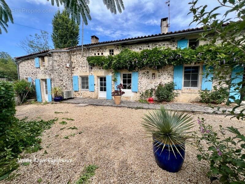 Maison à CHAMPDENIERS-SAINT-DENIS