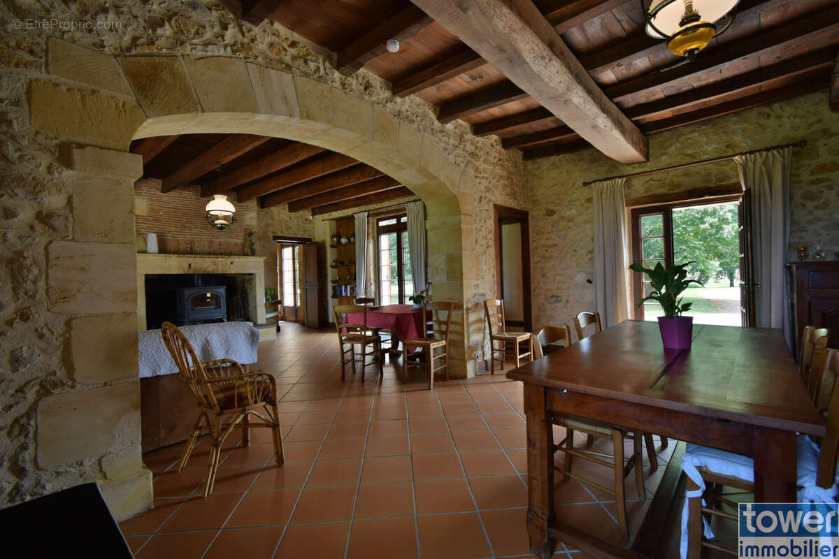 Proche Bergerac belle propriété de 4 hectares, demeure en pierre avec dépendances - photo 5