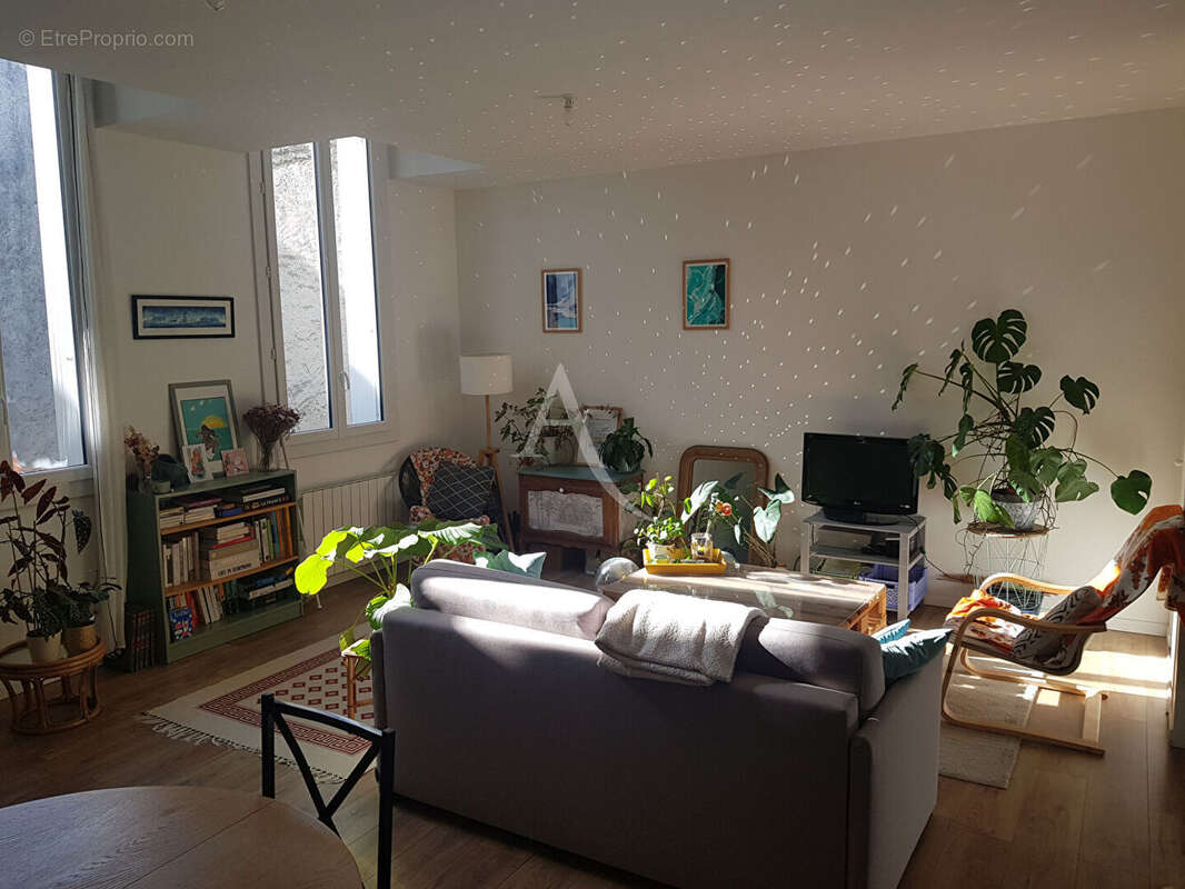 ROCHEFORT - Appartement T3 rénové, proche place Colbert - photo 2