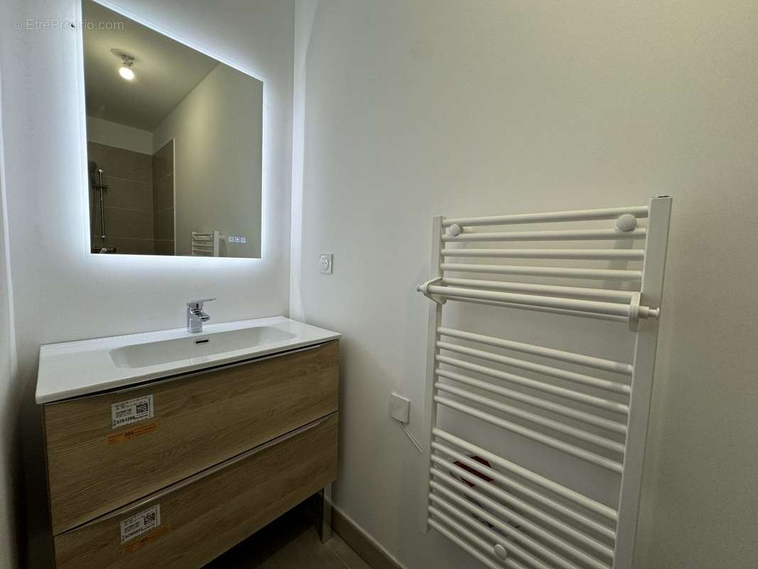 Salle d&#039;eau - Appartement à FORCALQUIER