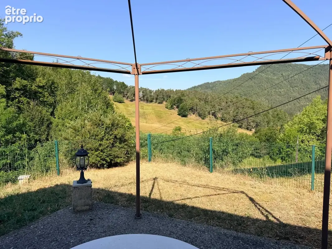 LE HAUT VERNET (04140)-Beau CHALET- 80m2 + Garage et atelier 80m2-Terrain 750 m2 - 275 000 € - photo 2