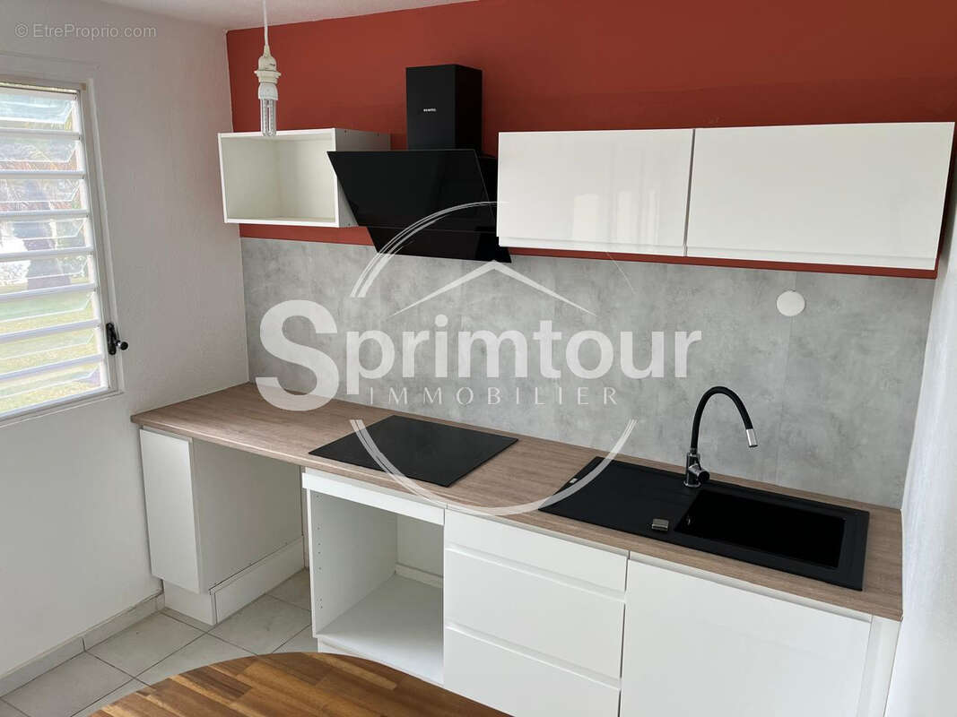 SAINT-CLAUDE - Appartement T3 rénové avec terrasse dans une résidence sécurisée avec piscine - photo 5