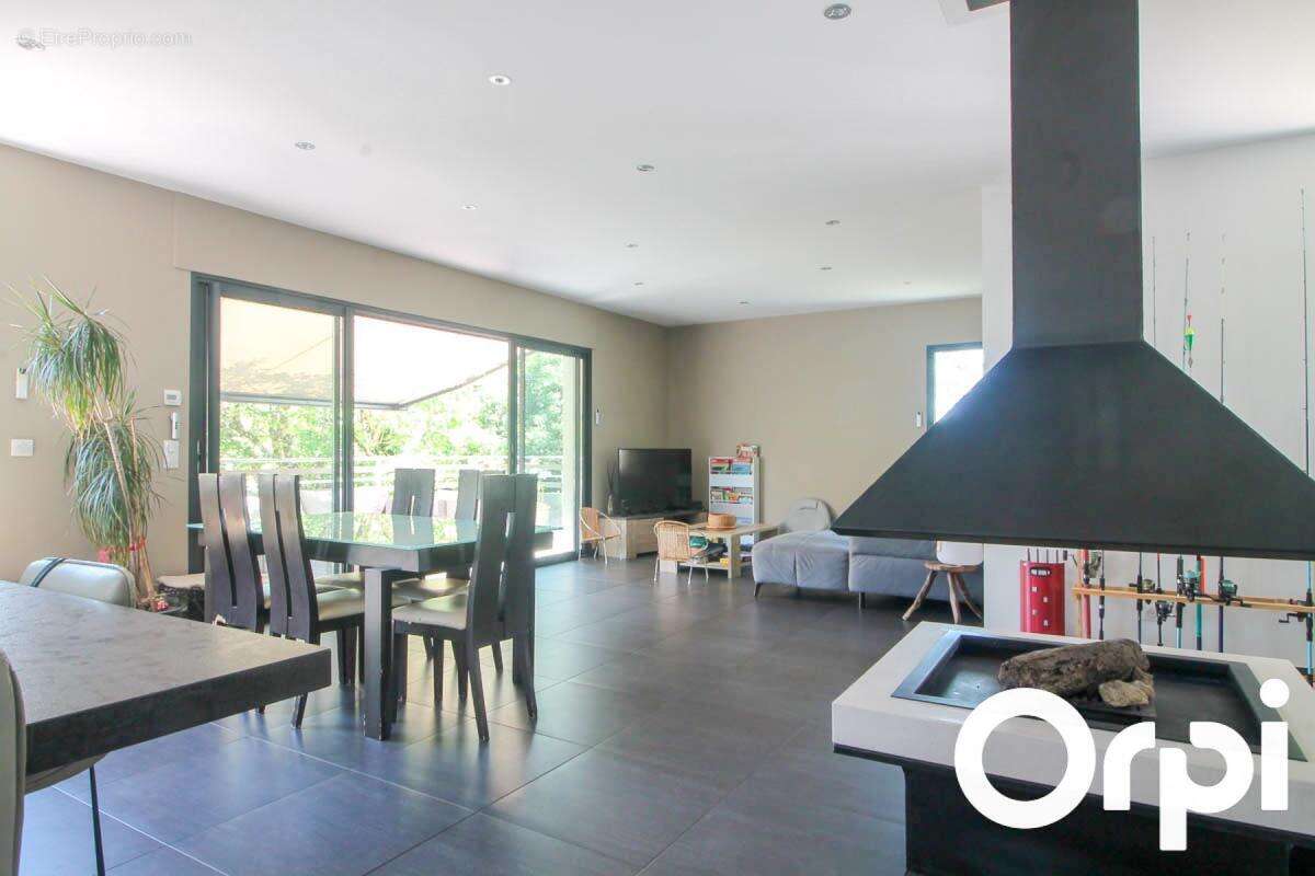 Maison à SAINT-LAURENT-DE-LA-PREE