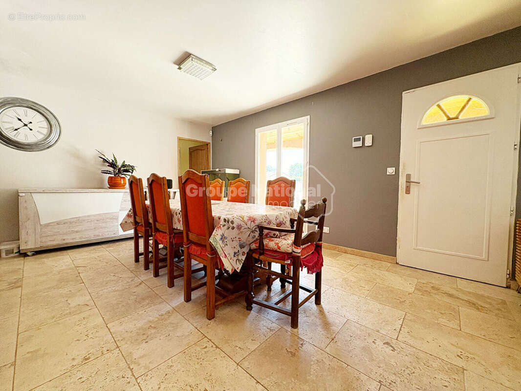 Exclusivité à Salon de Provence : Superbe maison 6 pièces avec piscine au quartier Bel-Air - La Crau - photo 5