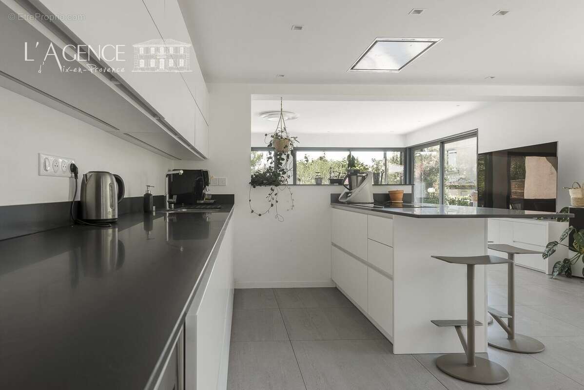 Maison 230 m² à Venelles  - photo 8