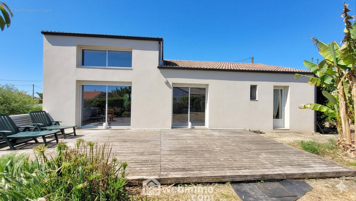 Une superbe terrasse de 36m² - Maison à LONGEVILLE-SUR-MER