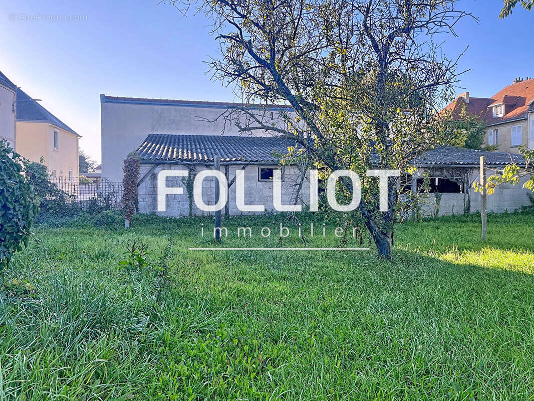ACHAT/VENTE OUISTREHAM - Terrain constructible de 467 m² avec garages et hanger - photo 5