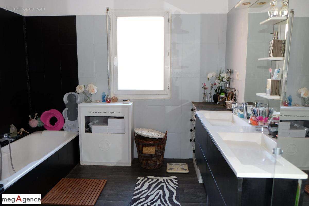 Maison à SAINT-GERMAIN-LES-VERGNES