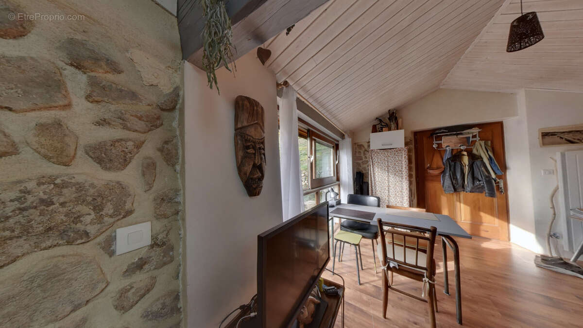 Maison à SAINT-MICHEL-DE-CHABRILLANOUX