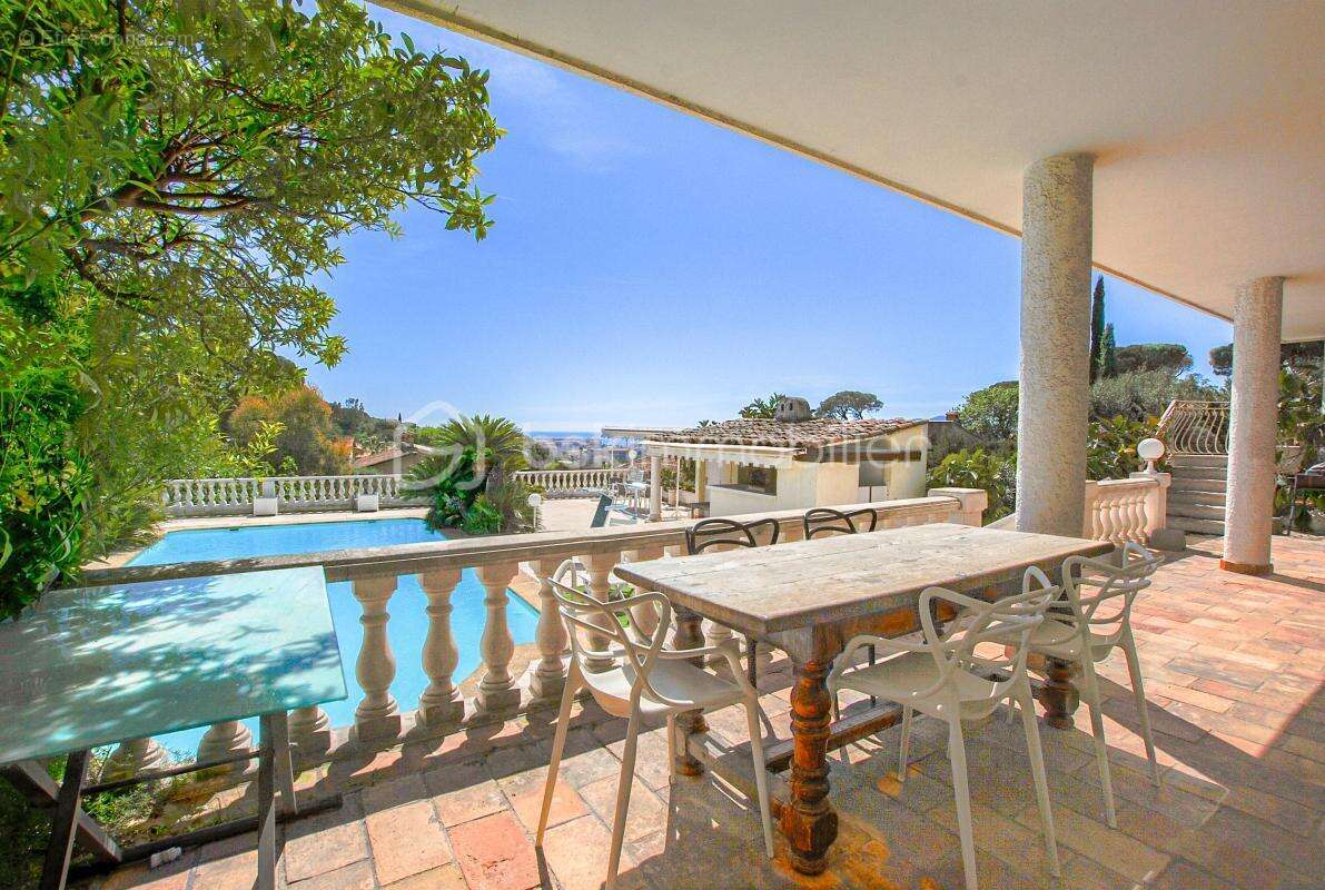 Vue mer panoramique – 320 m² – Maison, appartement et 3 studios indépendants – Piscine - photo 4