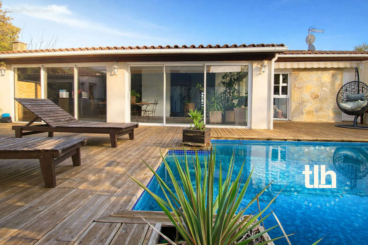 terrasse_piscine - Maison à SAINT-MATHIEU-DE-TREVIERS