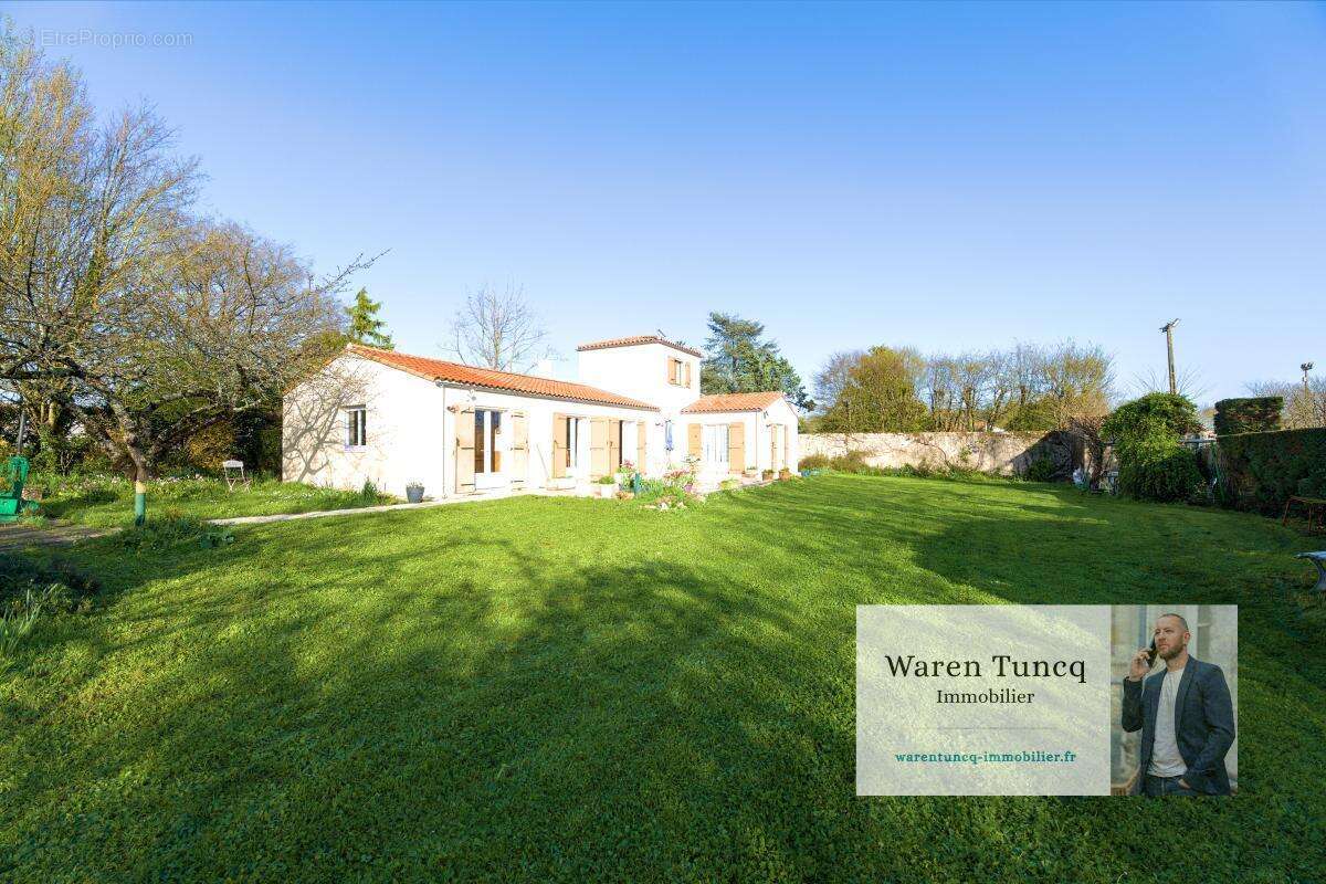 Maison à SAINT-SAUVEUR-D'AUNIS