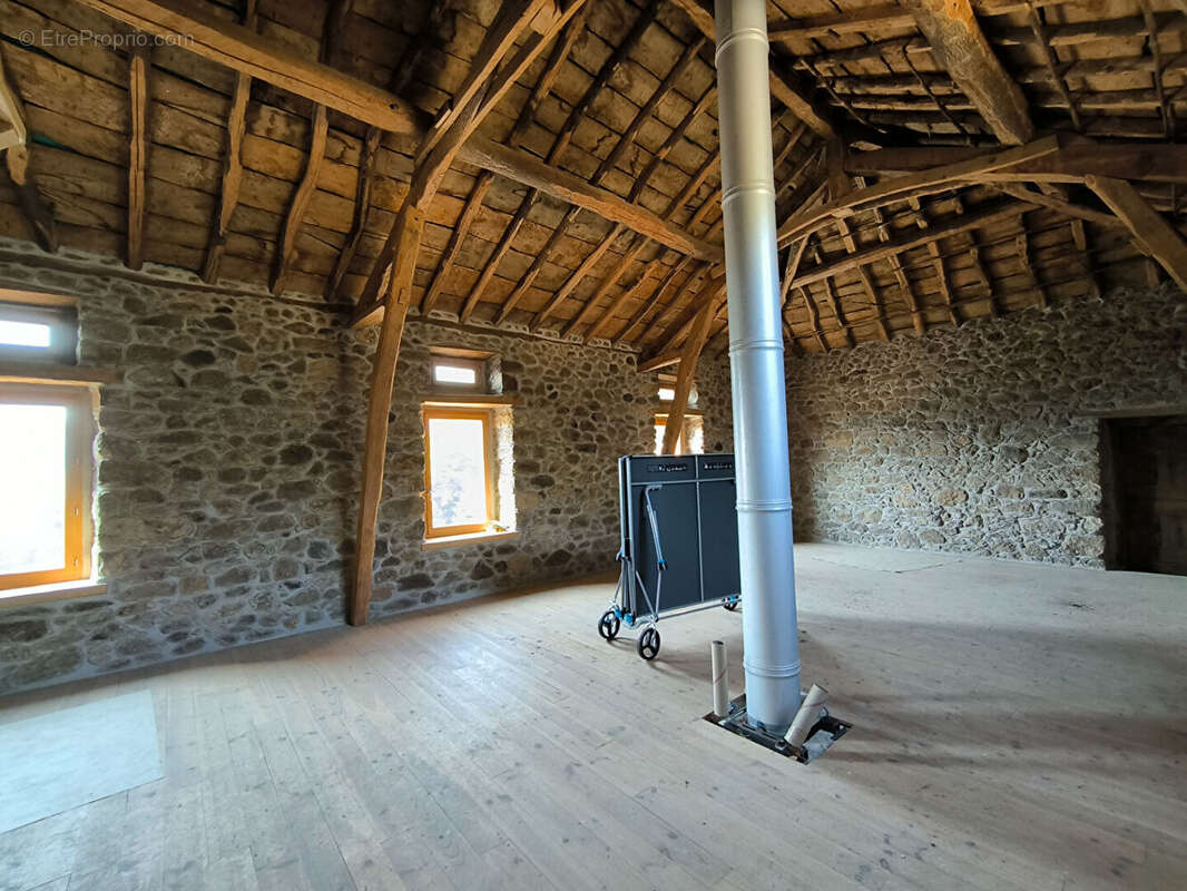 Corps de ferme de montagne  , superbement rénové  , dépendances  3.2 HA - photo 17