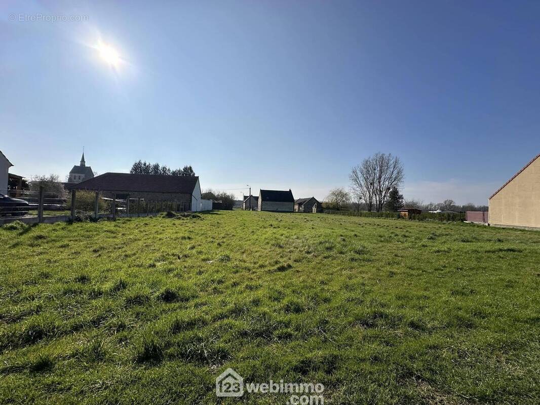 Terrain constructible d'environ 1 300 m² - Terrain à MORTIERS