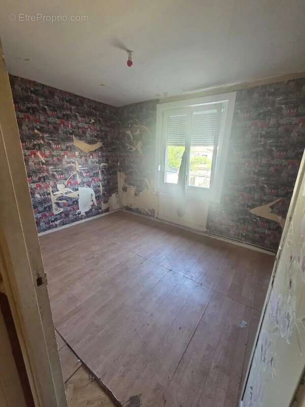 Maison semi-individuelle 4 chambres – Garage de 40 m² – Jardin et dépendance - photo 6