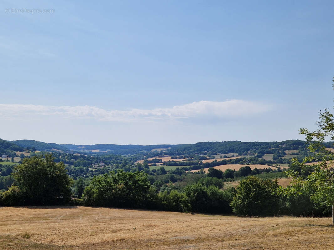 Sur les hauteurs d'Hautefage, vue MAGNIFIQUE. Ensemble immobilier Maison-Grange-Longère en pierre à rénover. - photo 3