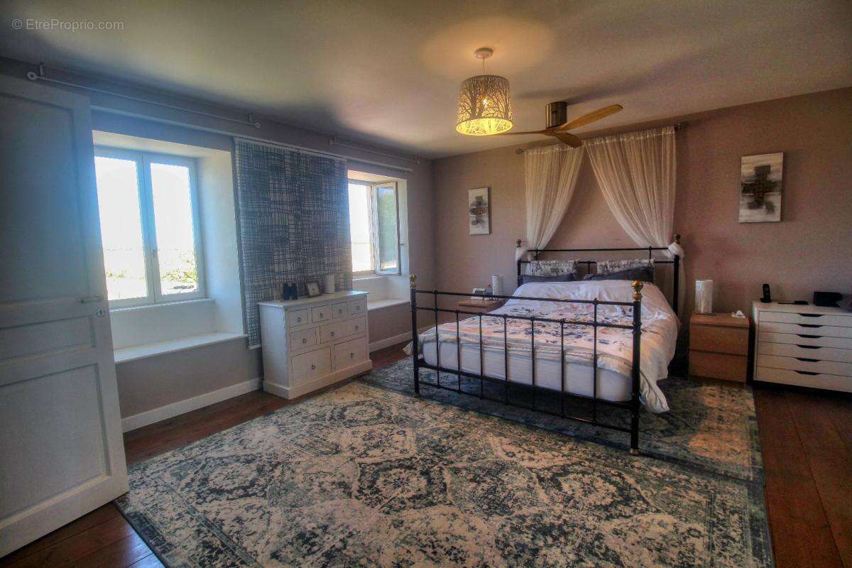 Maison à VILLENEUVE-LA-COMTESSE