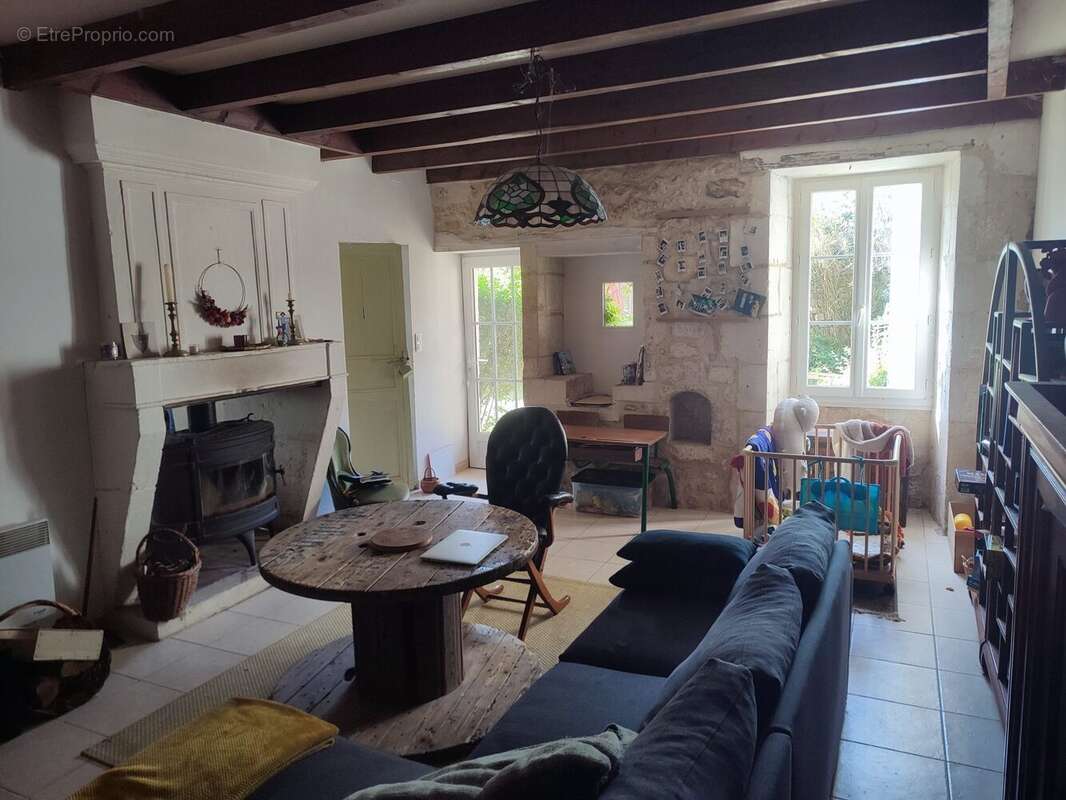 Maison à NIEUL-LE-VIROUIL