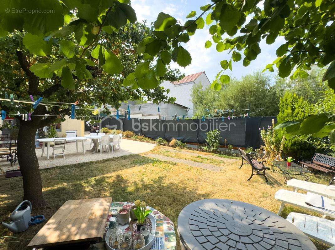 Quartier du Coteau – Maison familiale avec charmant jardin, terrasse, sous-sol total et nombreux stationnements ! - photo 4