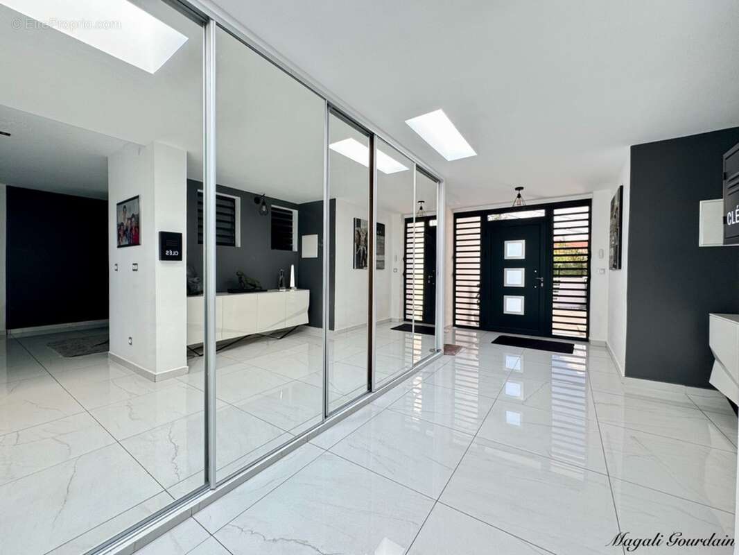 A vendre - propriete d'exception avec vue mer et potentiel locatif remarquable - sainte anne - photo 2