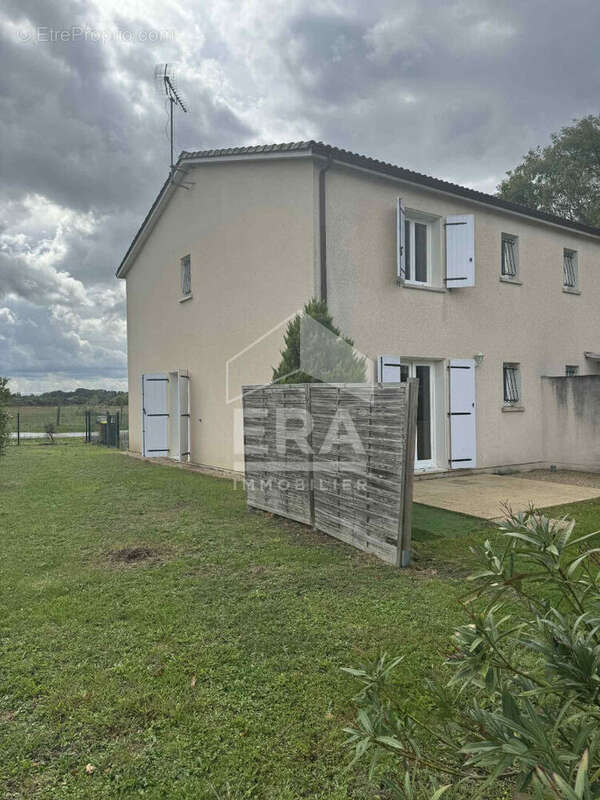 Maison à SAINT-MEDARD-DE-GUIZIERES