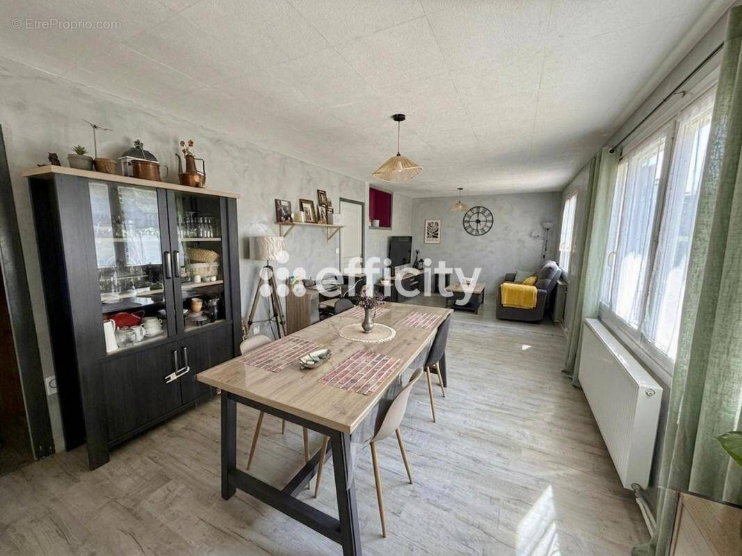 Maison 64 m² à Saint-Maximin  - photo 1