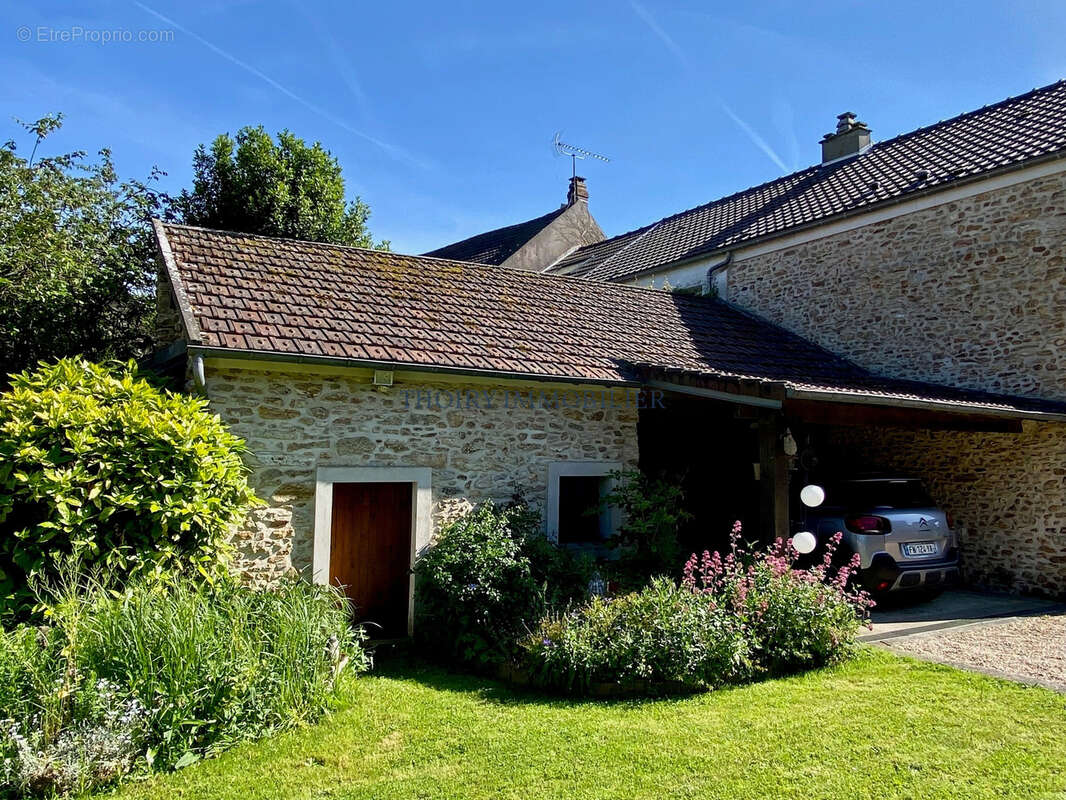Maison à THOIRY