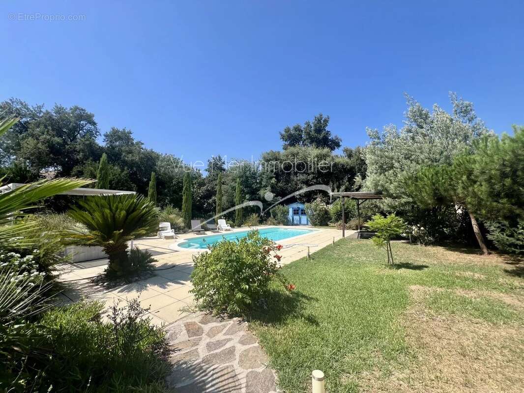 Villa T6. Parc de 2 089 m² avec piscine - photo 25