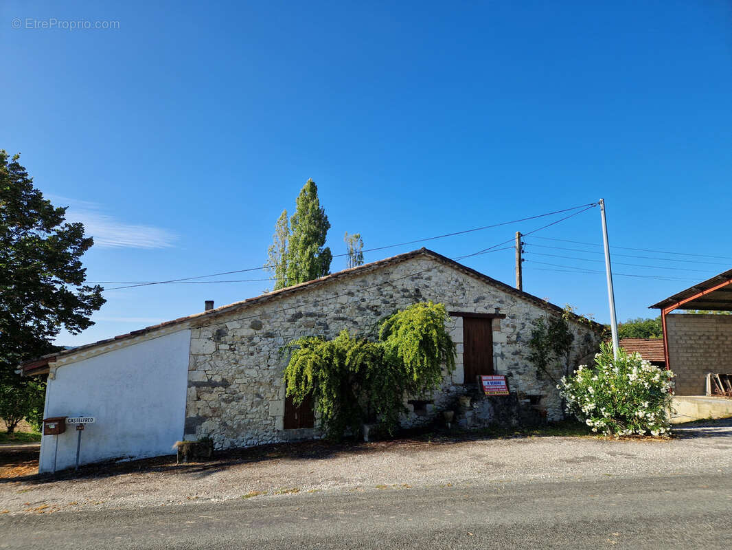 Proche VILLERÉAL, EN PLEINE CAMPAGNE, ancienne ferme à rénover...potentiel intéressant ! - photo 3