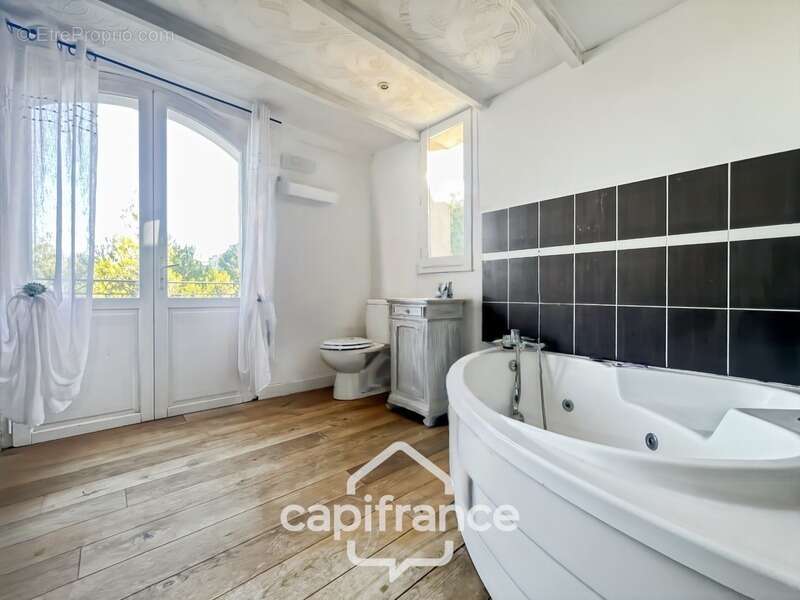 Domaine et Golf de Pont Royal, belle  propriété de 290 m2 établie sur un terrain de 2600 m2, cinq chambres, un bureau, piscine,  - photo 39