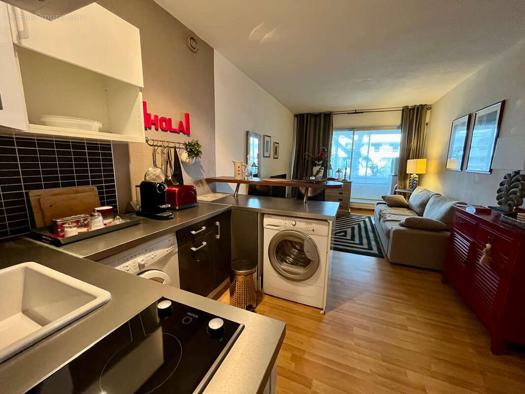 Studio rénové de 27.00m2 au 1er étage avec ascenseur - CENTRE VILLE LA GRANDE-MOTTE - photo 3