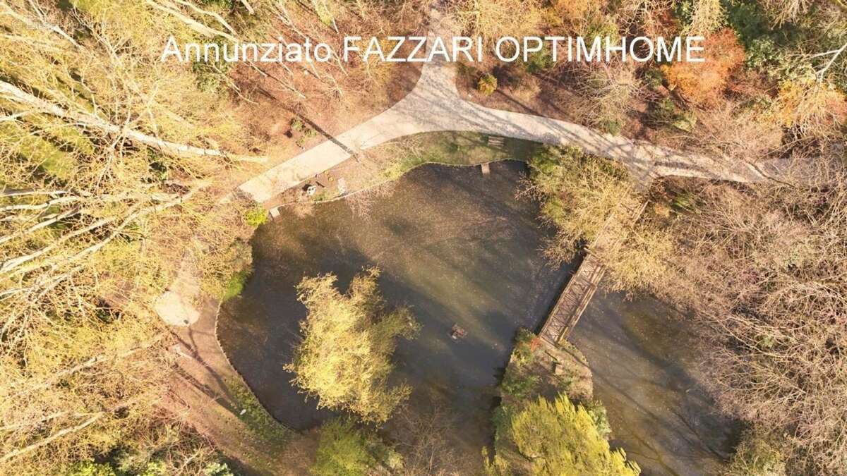 Au cœur d’un domaine clos de 1,5 hectare, ce moulin rénové offre un cadre unique entre étang, rivière et nature préservée - photo 4