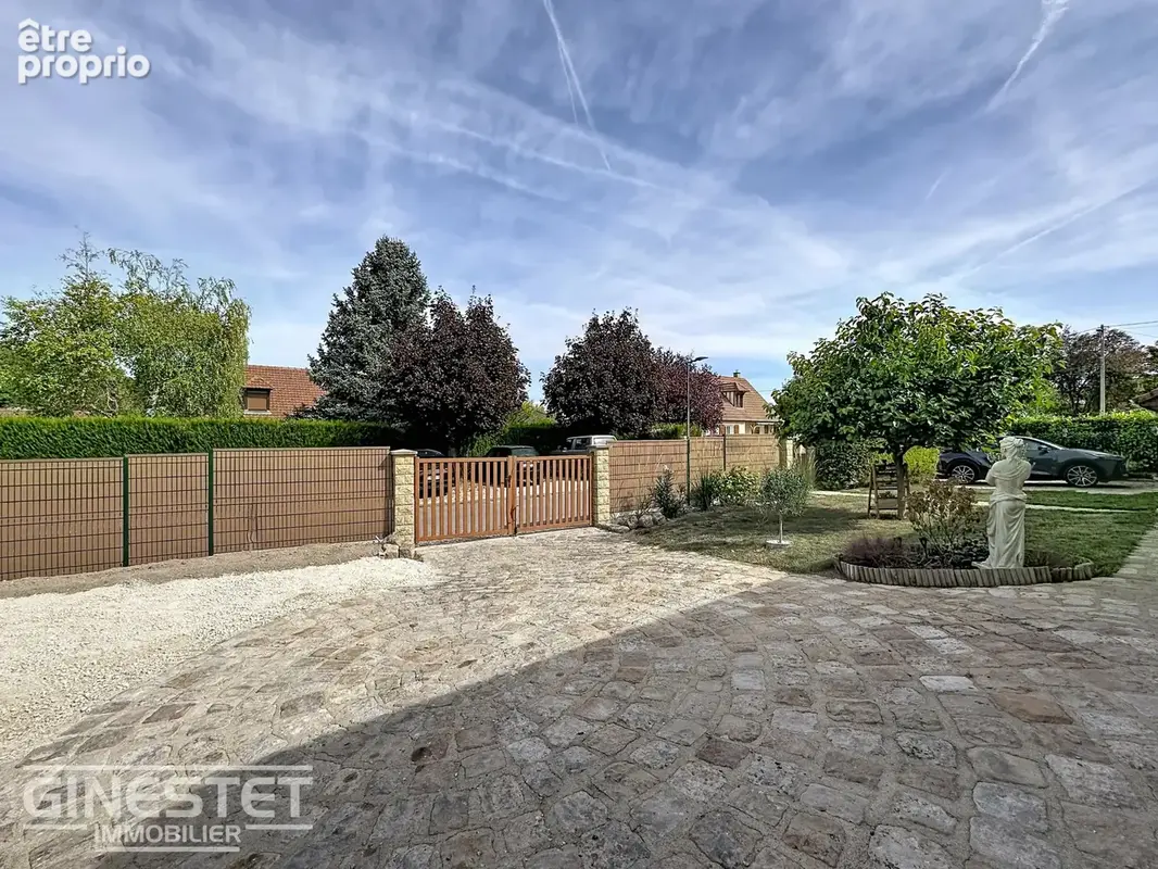 Saint lyé - maison t6 renovée avec jardin et double garage - photo 3