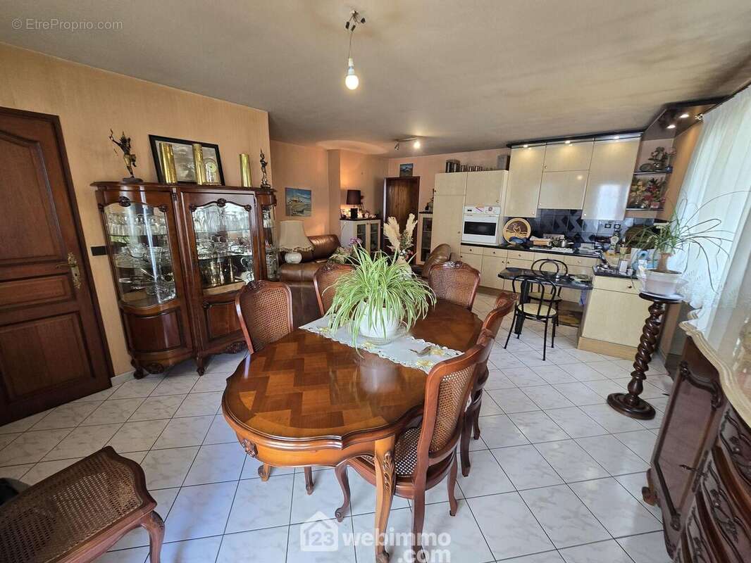 Toujours au rez-de-chaussée une pièce de vie de 29 m² avec cuisine ouverte
