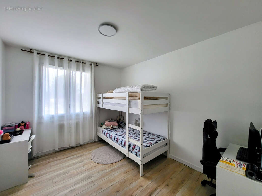 Appartement T3 entièrement rénové de 70 m2 avec balcon, cave et parkings   Résidence calme, sécurisée et arbor - photo 11