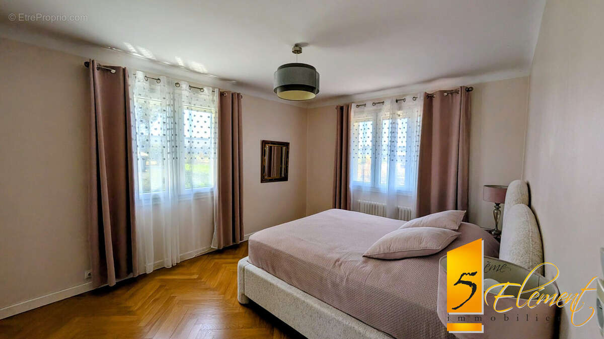 Maison 154 m² à Decines-Charpieu  - photo 7