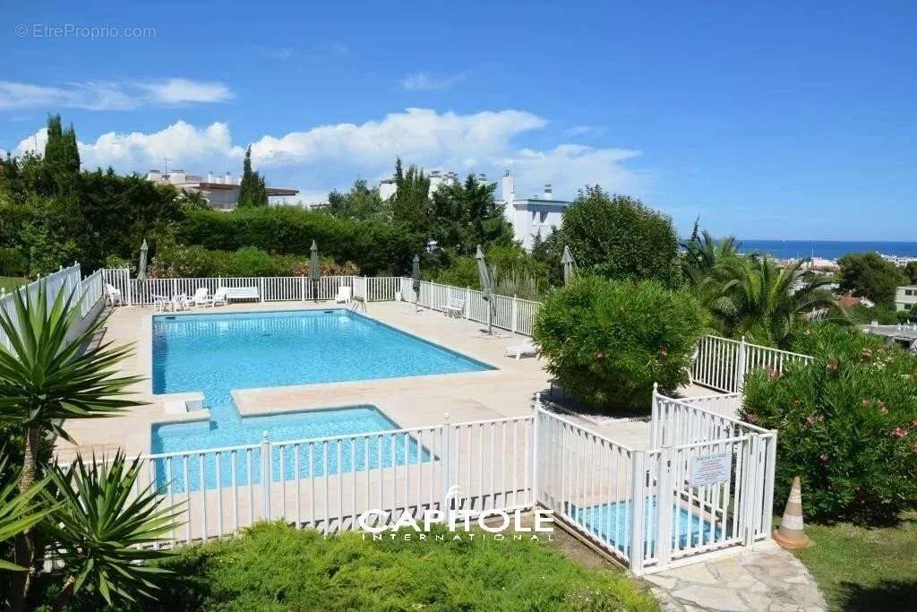 Antibes, à 5 mn à pied du centre, 4P rdj avec vue dégagée mer, résidence avec piscine et tennis, cave et garage. - photo 3