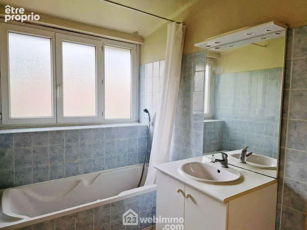 Une salle de bain, des WC séparés et une buanderie complètent ce bien.