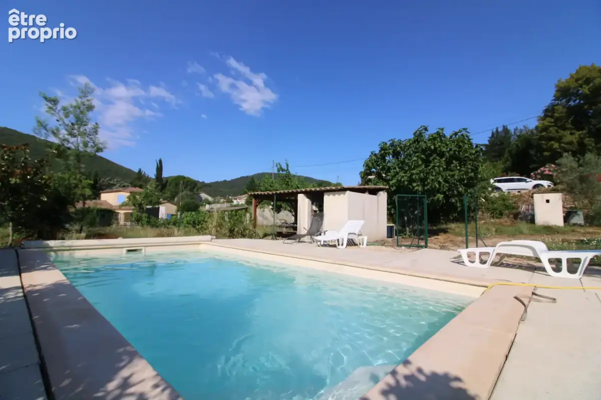 Terrain 1200 m2 constructible. Piscine au sel. - photo 3