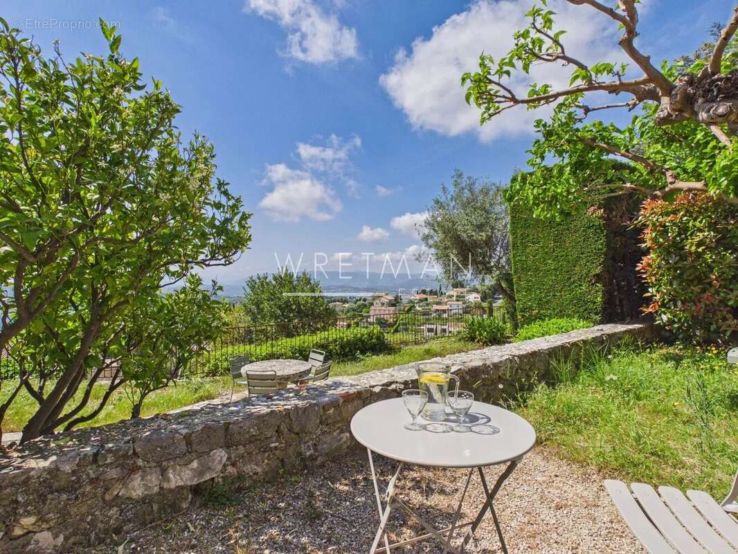 Maison à CHATEAUNEUF-GRASSE