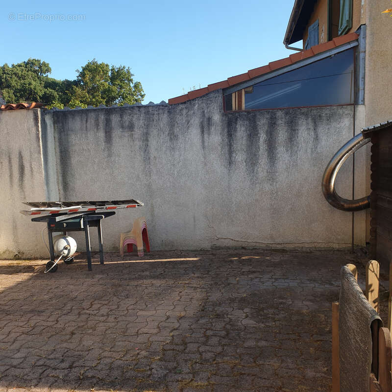 Maison à SAINTE-FOY-DE-PEYROLIERES