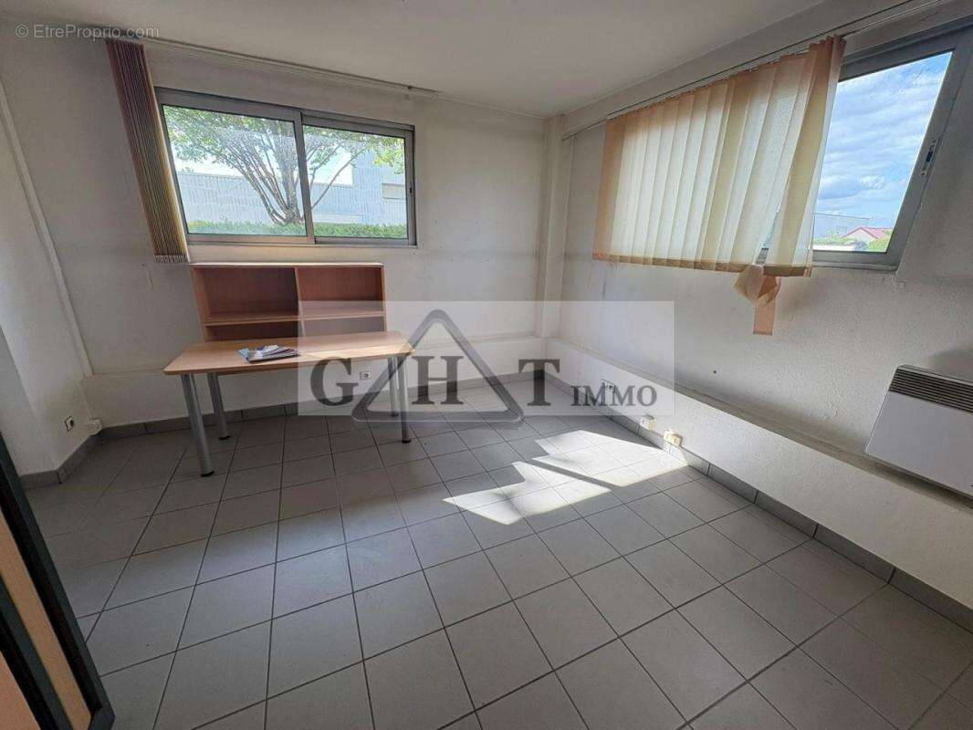 Entrepot bureau 400m² a vaux le penil a la vente - photo 11