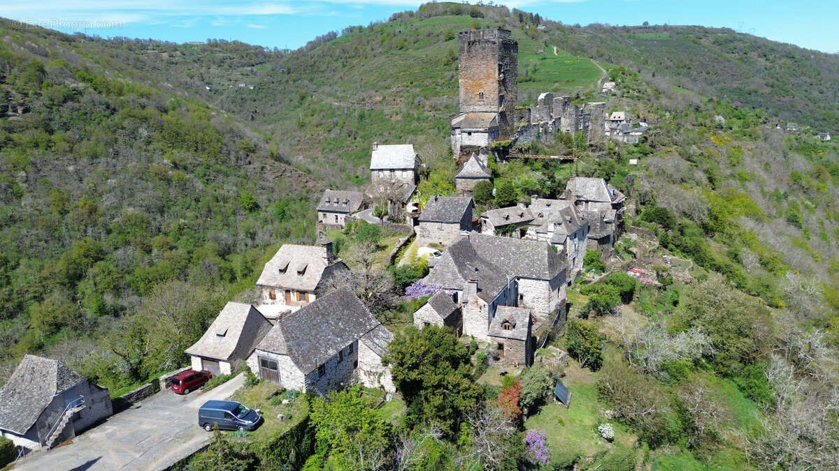 Maison à LACROIX-BARREZ