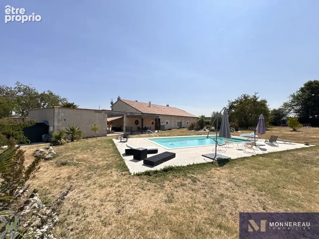 Demeure en pierre renovee avec piscine, jardin et annexe - photo 3